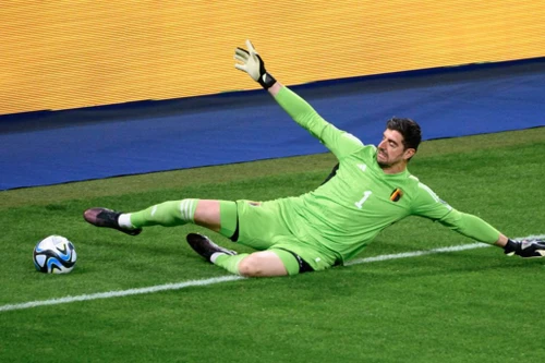 Real sợ mất Courtois ở đại chiến với Chelsea