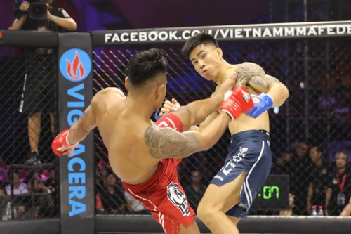 Quán quân tán thủ châu Á bị đánh gục ở giải MMA Việt Nam