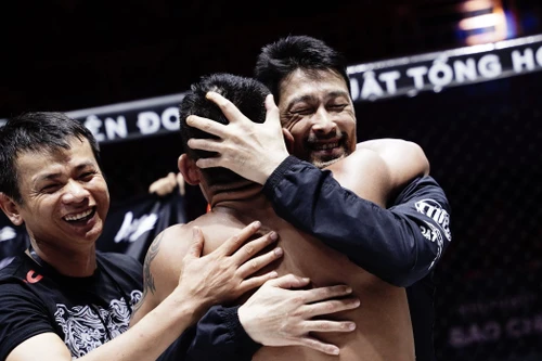 Học trò Johnny Trí Nguyễn bảo vệ thành công đai vô địch MMA Việt Nam