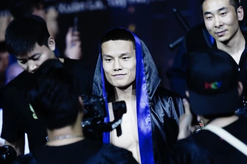 Lý Tiểu Long khiến khán giả hụt hẫng khi thua chóng vánh