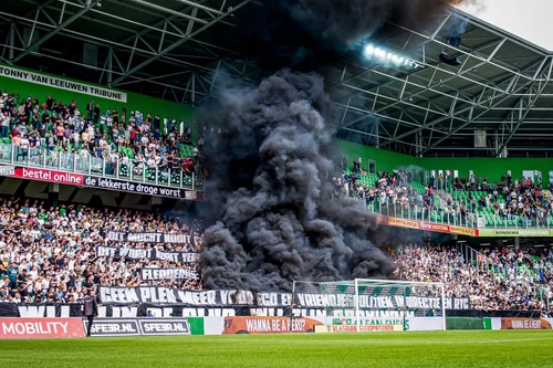 Kinh hoàng bom khói xuất hiện trong trận đấu của Ajax