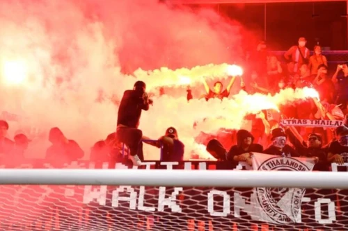 Thái Lan bị LĐBĐ châu Á phạt nặng vì pháo sáng