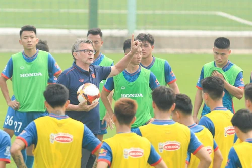 HLV Troussier 'quần thảo 2 trong 1' cùng học trò ĐTQG và U23
