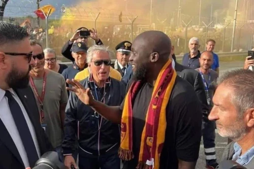 Lukaku tươi rói ra mắt AS Roma