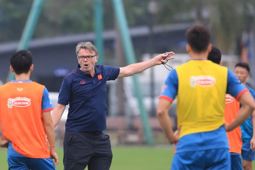 ĐT Việt Nam giải tán sau bữa trưa cùng HLV Troussier