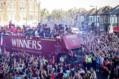Biển người ăn mừng West Ham vô địch trên đường phố London