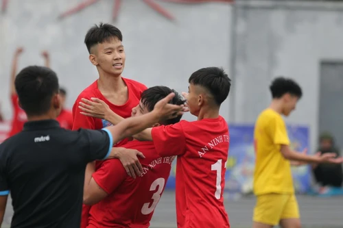 Chùm ảnh loạt trận 13h30 chiều 15-11