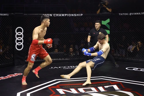 Xem võ sĩ Việt Nam hạ đo ván đối thủ người Anh chỉ sau 18 giây