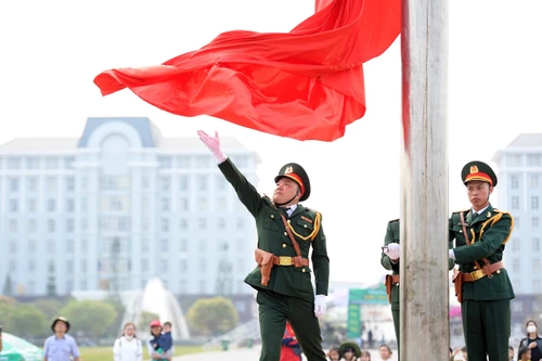 Xúc động Lễ thượng cờ Tiền Phong Marathon 2023 nơi biên ải