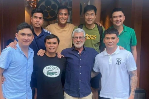 HLV Calisto và học trò làm quen sân Thống Nhất trước trận đấu đặc biệt