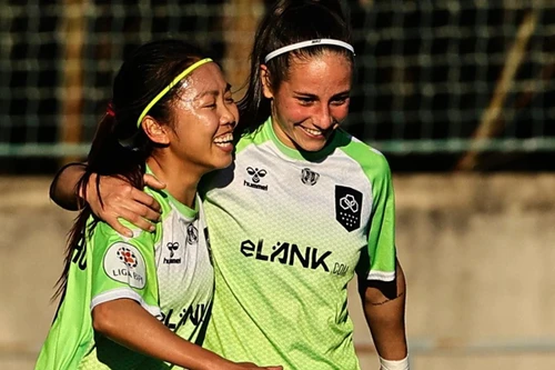 Xem Huỳnh Như sút phạt đẳng cấp giúp Lank FC ngược dòng