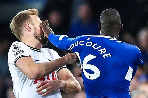 Cầu thủ Everton bị đuổi sau cú 'vả' vào mặt Harry Kane