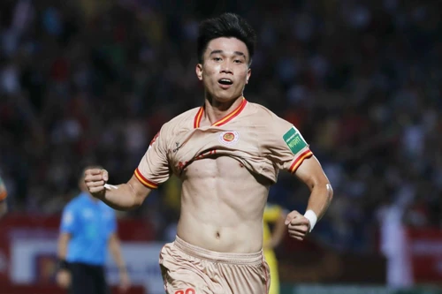 Video Lê Văn Đô bắt vô lê tuyệt đẹp tung lưới SLNA