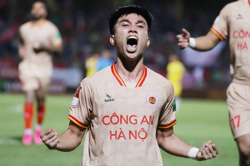 Thắng trận thứ 4 liên tiếp, CLB Công an Hà Nội áp sát ngôi đầu bảng