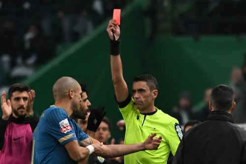 Cựu 'đồ tể' Real Madrid bị đuổi vì đấm thẳng mặt đối thủ