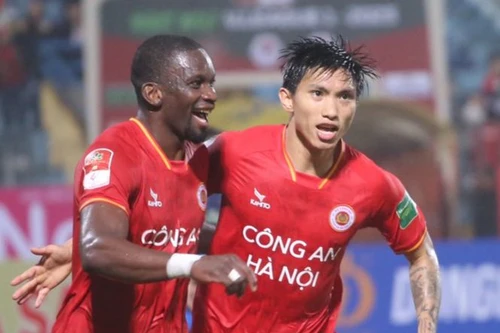 Xem Đoàn Văn Hậu leo biên kiến tạo thành bàn cho Công an Hà Nội