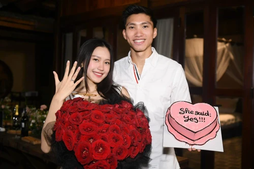 Đoàn Văn Hậu cầu hôn bạn gái top 10 Hoa hậu Việt Nam