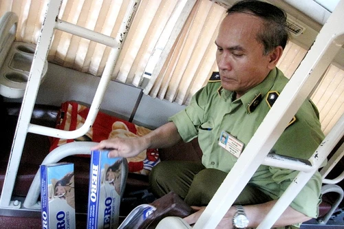 Hàng nghìn bao thuốc lá được "lèn chặt" dưới ghế xe khách chở về Hà Nội