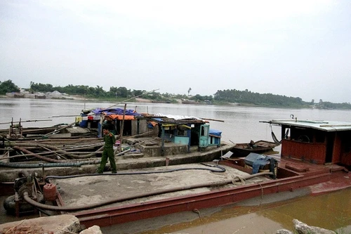 Tạm giữ 4 tàu khai thác cát trái phép tại sông Hồng