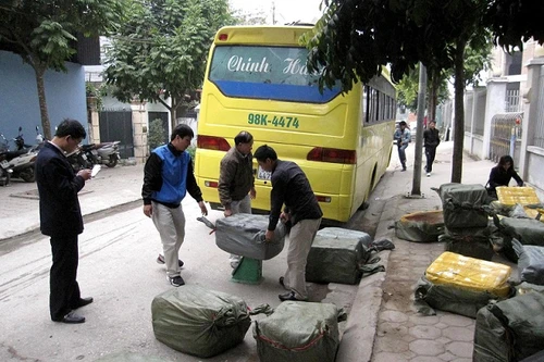 Cả tấn nầm "bẩn" theo xe khách vào Nam