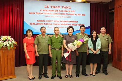 Trao tặng kỷ niệm chương bảo vệ ANTQ cho Giám đốc quốc gia UNODC tại Việt Nam