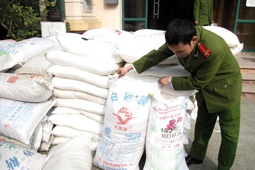 Hàng chục tấn ô mai, mì chính Trung Quốc "đổ bộ" về Hà Nội