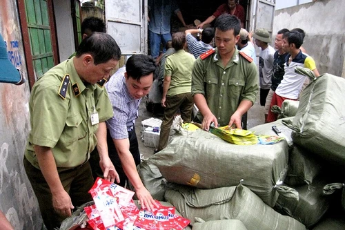 Phát hiện gần 8 tấn bao bì các nhãn hàng mì chính, xà phòng bị làm giả