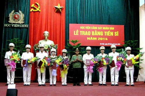 Trao bằng Tiến sỹ cho 31 nghiên cứu sinh thuộc lực lượng CAND