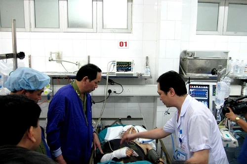 Bộ trưởng Trần Đại Quang thăm hỏi hai cán bộ CSGT bị thương trong khi làm nhiệm vụ