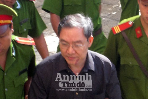 Khánh Hòa: Dương Chí Dũng xuất hiện tại phiên xét xử vụ ụ nổi 83M