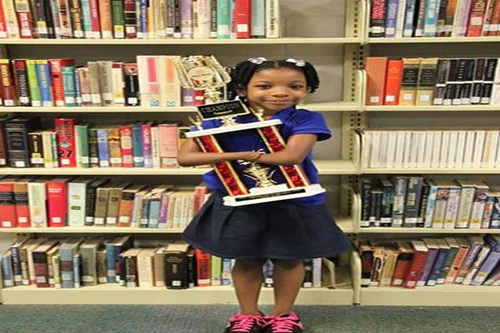 Cô bé không bàn tay giành giải viết chữ đẹp