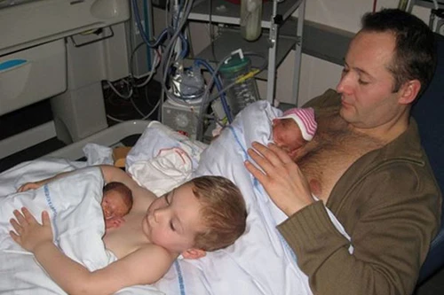 Bức ảnh bé trai giúp cha gây "bão mạng"