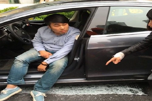 Hú vía với tấm kính từ trên trời rơi xuống