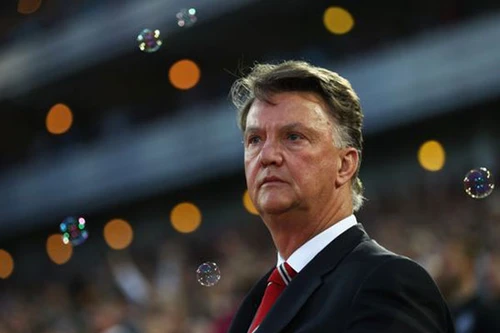 Van Gaal khiến M.U thiệt đơn, thiệt kép