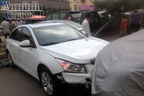  Hà Nội: Vừa nhận ô tô mới, đã gây ra tai nạn liên hoàn ngay cửa showroom