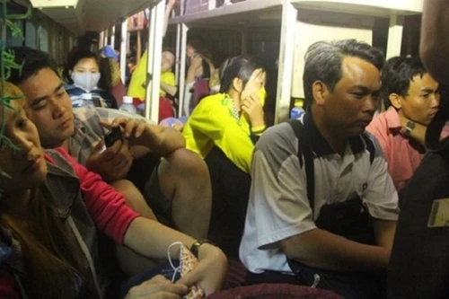 Xe khách 30 chỗ nhồi nhét 100 người, tăng giá vô tội vạ