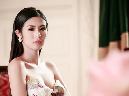 Hoa hậu Ngọc Hân khéo khoe vòng 1 căng tràn trong chiếc... đầm đuôi cá