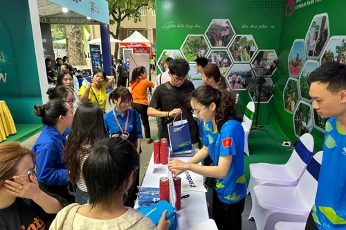 Sôi động chuỗi sự kiện "Nhà ngân hàng tương lai năm 2023"