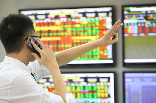 Cổ phiếu dầu khí, phân đạm “nóng” trở lại