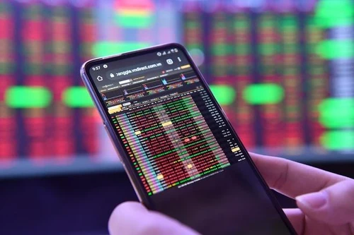 Cổ phiếu ngân hàng bứt phá mạnh mẽ, VN-Index tiếp tục lập đỉnh mới