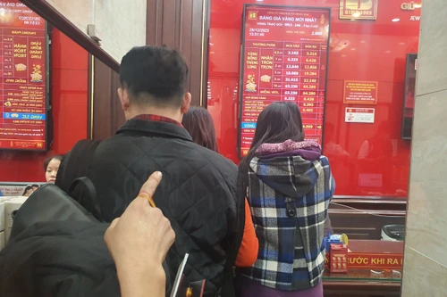 Giá vàng trong cơn biến động chưa từng có: Nhà vàng lãi đậm, người mua nếm “trái đắng”