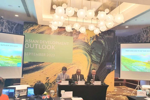 ADB: Tăng trưởng kinh tế Việt Nam chậm lại do cầu bên ngoài suy yếu