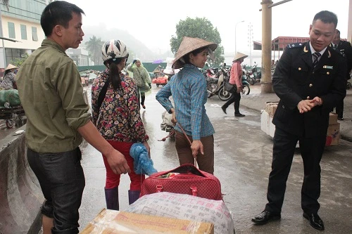 Bộ Tài chính: Có tình trạng lợi dụng chính sách hàng hóa miễn thuế cho cư dân biên giới