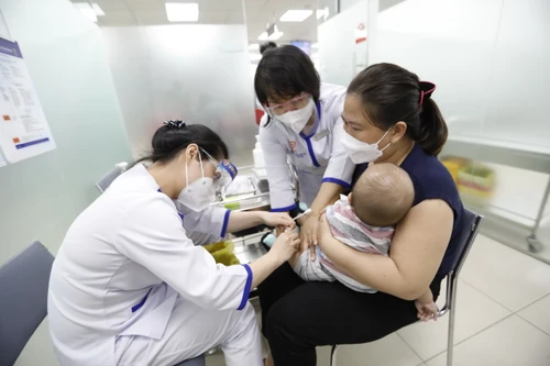 Thiếu vaccine tiêm chủng mở rộng: Bộ Tài chính nói gì về việc bố trí ngân sách Trung ương để mua sắm?