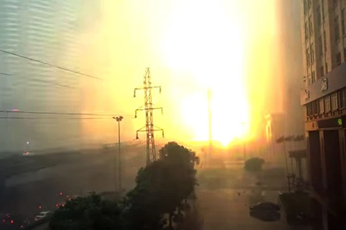 Clip: Trong cơn cuồng phong, cột điện “thi nhau” phát nổ