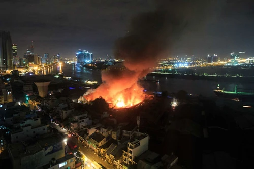 Cháy cực lớn khu nhà kho trong cảng Sài Gòn