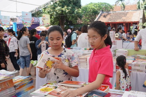  Các em nhỏ nô nức dự Hội sách Thiếu nhi tại Văn Miếu