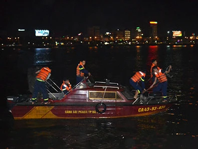 Tàu du lịch lật úp trên sông Hàn, nhiều người mất tích