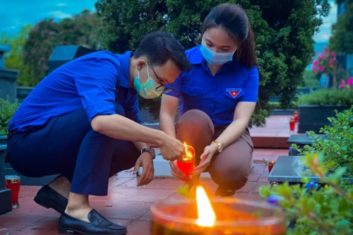 Thanh niên Thủ đô thắp nến tri ân các anh hùng liệt sĩ