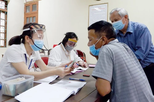 Chi trả gộp lương hưu, trợ cấp BHXH tháng 3 và 4 tại Hà Nội và 12 tỉnh, thành phố